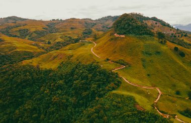 Venedik, Antioquia, Kolombiya 'da bulutlu gökyüzü olan Tusa Tepesi manzarası.