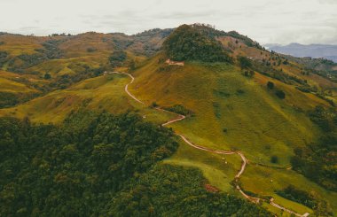 Venedik, Antioquia, Kolombiya 'da bulutlu gökyüzü olan Tusa Tepesi manzarası.