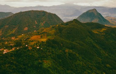 Venedik, Antioquia, Kolombiya 'da bulutlu gökyüzü olan Tusa Tepesi manzarası.