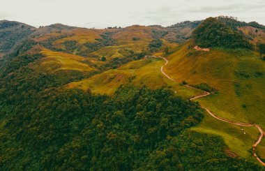 Venedik, Antioquia, Kolombiya 'da bulutlu gökyüzü olan Tusa Tepesi manzarası.