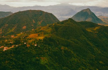 Venedik, Antioquia, Kolombiya 'da bulutlu gökyüzü olan Tusa Tepesi manzarası.