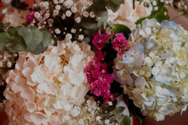 Çiçekler ve lezzetli yiyeceklerle süslenmiş doğum günü masası.. 