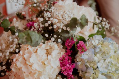 Çiçekler ve lezzetli yiyeceklerle süslenmiş doğum günü masası.. 