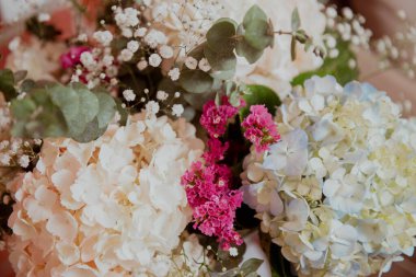 Çiçekler ve lezzetli yiyeceklerle süslenmiş doğum günü masası.. 