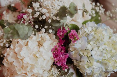 Çiçekler ve lezzetli yiyeceklerle süslenmiş doğum günü masası.. 