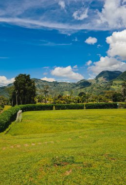 Jardin, Antioquia, Kolombiya. 15 Ekim 2020: Restoran ve kilise manzaralı bahçe manzaraları.