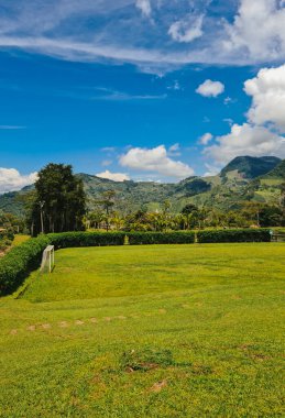 Jardin, Antioquia, Kolombiya. 15 Ekim 2020: Restoran ve kilise manzaralı bahçe manzaraları.