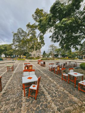 Jardin, Antioquia, Kolombiya. 15 Ekim 2020: Restoran ve kilise manzaralı bahçe manzaraları.