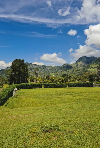 Jardin, Antioquia, Kolombiya. 15 Ekim 2020: Restoran ve kilise manzaralı bahçe manzaraları.