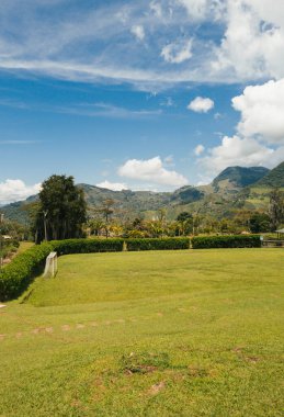 Jardin, Antioquia, Kolombiya 'da mavi gökyüzü olan panoramik ve kırsal alan.