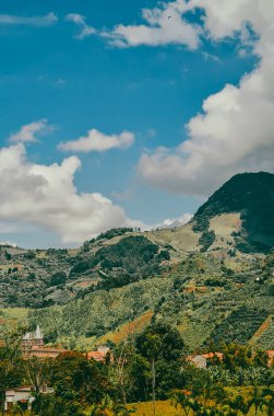 Jardin, Antioquia, Kolombiya 'da mavi gökyüzü olan panoramik ve kırsal alan.