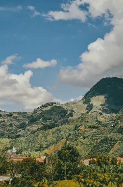 Jardin, Antioquia, Kolombiya 'da mavi gökyüzü olan panoramik ve kırsal alan.