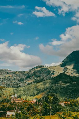 Jardin, Antioquia, Kolombiya 'da mavi gökyüzü olan panoramik ve kırsal alan.