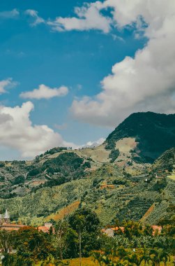 Jardin, Antioquia, Kolombiya 'da mavi gökyüzü olan panoramik ve kırsal alan.