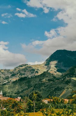 Jardin, Antioquia, Kolombiya 'da mavi gökyüzü olan panoramik ve kırsal alan.