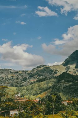Jardin, Antioquia, Kolombiya 'da mavi gökyüzü olan panoramik ve kırsal alan.