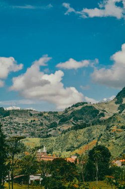 Jardin, Antioquia, Kolombiya 'da mavi gökyüzü olan panoramik ve kırsal alan.