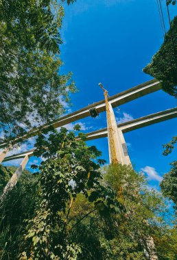 Cauca Nehri Köprüsü. Pasifik Otoyolu ve mavi gökyüzü. Antioquia, Kolombiya.