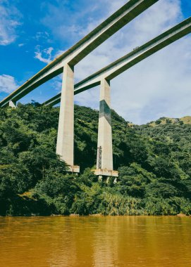 Cauca Nehri Köprüsü. Pasifik Otoyolu ve mavi gökyüzü. Antioquia, Kolombiya.