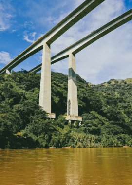 Cauca Nehri Köprüsü. Pasifik Otoyolu ve mavi gökyüzü. Antioquia, Kolombiya.