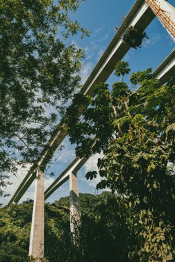 Cauca Nehri Köprüsü. Pasifik Otoyolu ve mavi gökyüzü. Antioquia, Kolombiya.