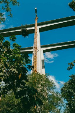 Cauca Nehri Köprüsü. Pasifik Otoyolu ve mavi gökyüzü. Antioquia, Kolombiya.