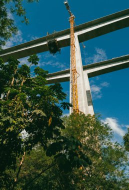 Cauca Nehri Köprüsü. Pasifik Otoyolu ve mavi gökyüzü. Antioquia, Kolombiya.