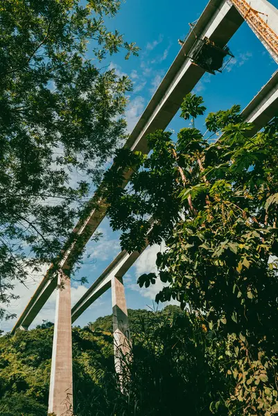 Cauca Nehri Köprüsü. Pasifik Otoyolu ve mavi gökyüzü. Antioquia, Kolombiya.