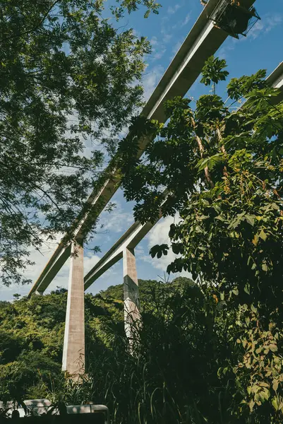 Cauca Nehri Köprüsü. Pasifik Otoyolu ve mavi gökyüzü. Antioquia, Kolombiya.
