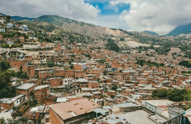 Medellin, Antioquia, Kolombiya. 2 Kasım 2020: Komün 13 'ün panoramik manzarası evler ve mavi gökyüzü.