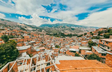 Medellin, Antioquia, Kolombiya. 2 Kasım 2020: Komün 13 'ün panoramik manzarası evler ve mavi gökyüzü.