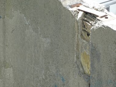 Beton duvar yıkımı, kurşun deliği, tasarım için soyut arkaplan boşluğu