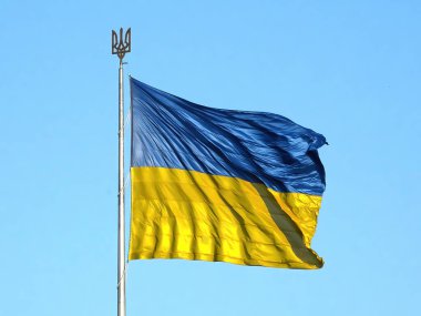 Mavi gökyüzünde dalgalanan Ukrayna bayrağı. Büyük sarı Ukrayna bayrağı, Kyiv şehri, Bağımsızlık Anayasa Günü, Ulusal Bayram.