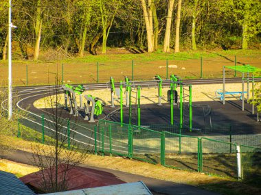 Güneşli bir günde halka açık bir parkta egzersiz aletleri. Açık hava fitness ekipmanları