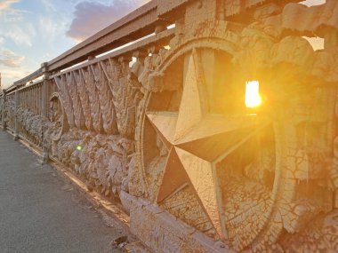 Çitte metal yıldız var. İkinci Dünya Savaşı sırasında Kızıl Sovyet ordusunun ana sembolü. Soyut arkaplan. Demir yıldız sembolü eski.