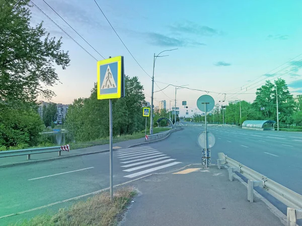 行人过桥标志板 交通标志上的人行横道象形文字标志 道路背景上的蓝白相间的行人过路标志 — 图库照片