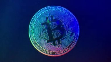 Siyahın üstüne çok renkli Bitcoin Lain. Bitcoin Engelleme Kripto Para Birimi Dijital Şifreleme, Dijital Para Takası, Siyah Arkaplan