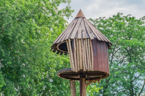 Una Casa Madera Para Pájaros Pequeños Que Adornan Jardín Del —  Fotos de Stock