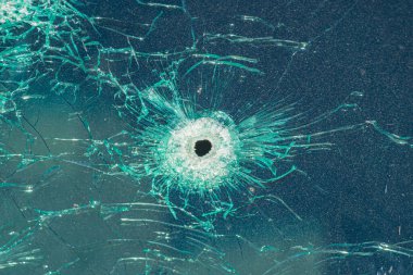 Arka plan kurşun deliği cam soyut suç silahı çekimi. Arabanın camında kurşun yarası var. Bir arabaya silahlı saldırı. Çeteler ve çatışmalar.