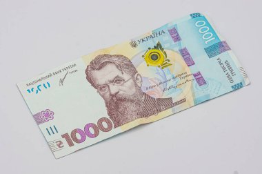 Ukrayna para faturası 1000 Hryvnia. En büyük mezhep. Kullanılmış ve biraz buruşuk. Beyaz bir arka planda izole edilmiş. Ön tarafta. 2021 'in yeni 1000 banknotu, Ukrayna parası..