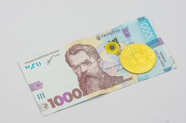 Bitcoin, Ukrayna banknotları üzerine yeni sanal para basar Ukrayna Hryvnia banknotları ile bitcoin imajını kapatır. Ukrayna ve Ukrayna ulusal para biriminin arka planında Bitcoin para.