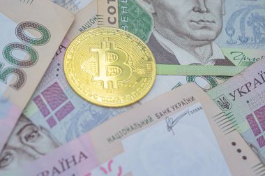 500 Ukrayna Hryvnia banknotunun arka planında altın bitcoin. Ukrayna 'da Bitcoin. Bitcoin değişimi. Ukrayna para birimine Bitcoin döviz kuru. Ukrayna 'da engelleme teknolojisi kullanımı.