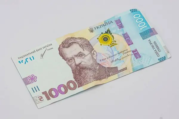Ukrayna para faturası 1000 Hryvnia. En büyük mezhep. Kullanılmış ve biraz buruşuk. Beyaz bir arka planda izole edilmiş. Ön tarafta. 2021 'in yeni 1000 banknotu, Ukrayna parası..