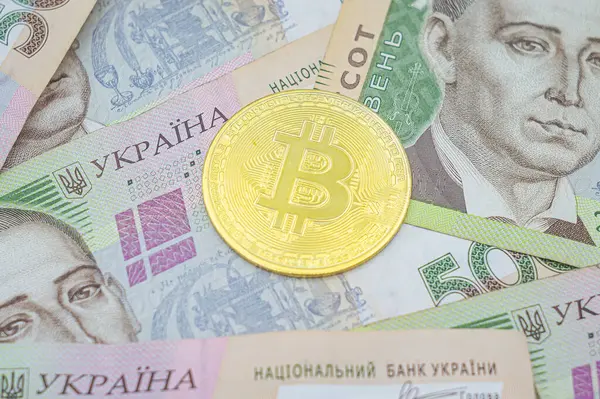 500 Ukrayna Hryvnia banknotunun arka planında altın bitcoin. Ukrayna 'da Bitcoin. Bitcoin değişimi. Ukrayna para birimine Bitcoin döviz kuru. Ukrayna 'da engelleme teknolojisi kullanımı.