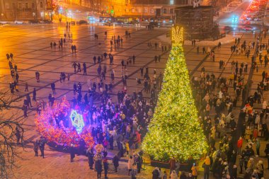 Kiev Ukrayna meydanındaki insanlar Noel 'i ve yeni yılı kutluyorlar. Kiev 'in ana meydanı. Ukrayna 'daki en büyük Noel ağacı. Noel ağacı ve geceleri ışıklar. Kyiv, Ukrayna, 12-12-2023