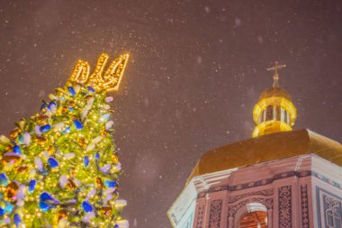 Ukrayna Yeni Yıl ve Noel. Kiev 'de geceleri ışıkları açık olan bir Noel ağacı. Arka planda Aziz Sophia Katedrali var. Yeni yıl kutlaması. Kyiv 'de Noel ağacı ve gece ışıkları.