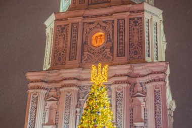 Ukrayna Yeni Yıl ve Noel. Kiev 'de geceleri ışıkları açık olan bir Noel ağacı. Arka planda Aziz Sophia Katedrali var. Yeni yıl kutlaması. Kyiv 'de Noel ağacı ve gece ışıkları.