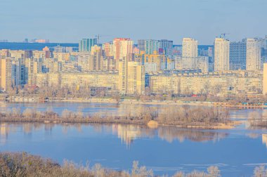 Dnipro nehrinin manzarası ve Ukrayna 'nın başkenti Kyiv' de yeni binalar bulunan sol kıyısı. Kiev 'in sol banka görüntüsü