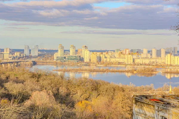 Dnipro nehrinin manzarası ve Ukrayna 'nın başkenti Kyiv' de yeni binalar bulunan sol kıyısı. Kiev 'in sol banka görüntüsü