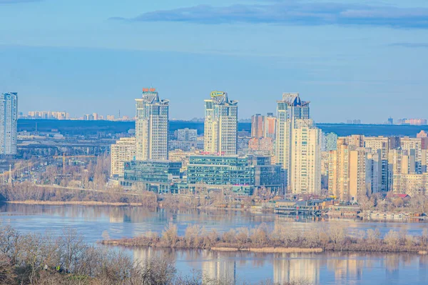 Dnipro nehrinin manzarası ve Ukrayna 'nın başkenti Kyiv' de yeni binalar bulunan sol kıyısı. Kiev 'in sol banka görüntüsü